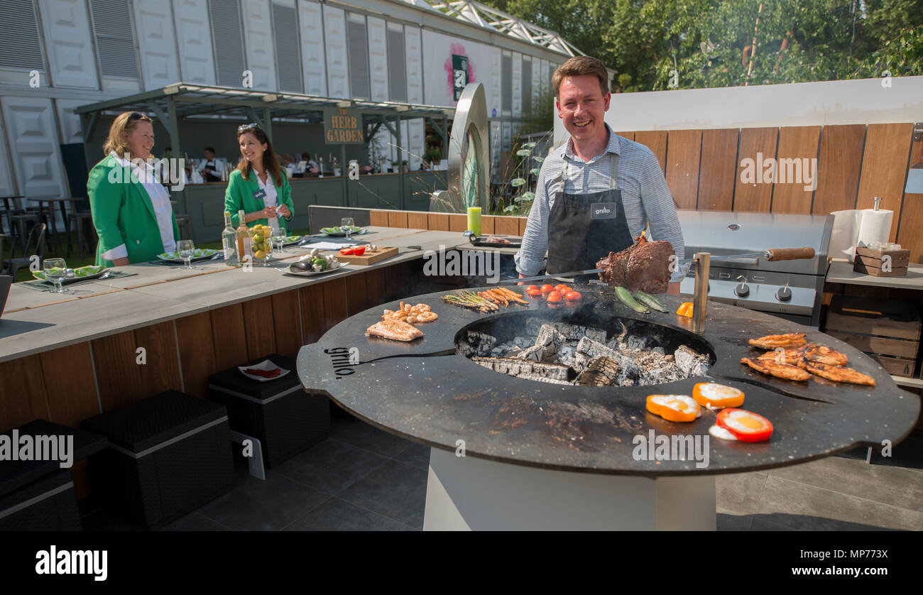 Royal Hospital Chelsea, Londra, Regno Unito. 21 Maggio, 2018. Premere il tasto giorno per la RHS Chelsea Flower Show 2018. Foto: un barbecue è preparato. Credito: Malcolm Park/Alamy Live News. Foto Stock