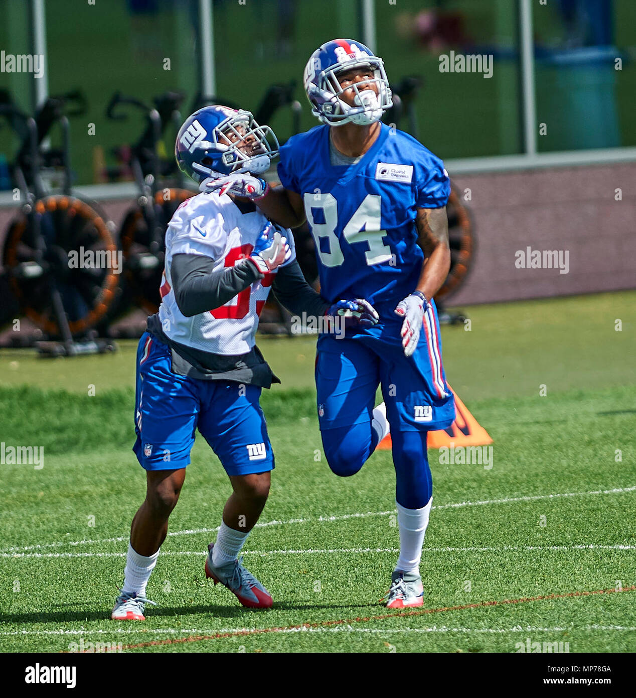 East Rutherford, New Jersey, USA. 21 Maggio, 2018. New York Giants' Lewis-Harris cornerback Chris (39) e ricevente larga Russell Alonzo (84) fare qualche contatto durante il team organizzato attività di Ricerca Diagnostica Centro di formazione di East Rutherford, New Jersey. Duncan Williams/CSM/Alamy Live News Foto Stock