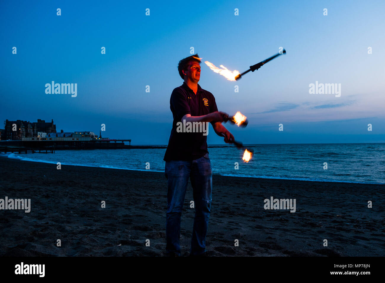 Aberystwyth Wales UK, lunedì 21 maggio 2018 UK Meteo: un uomo giocoleria e giocare con il fuoco sulla spiaggia al tramonto alla fine di una bella giornata di primavera a Aberystwyth , West Wales foto © Keith Morris / Alamy Live News Foto Stock