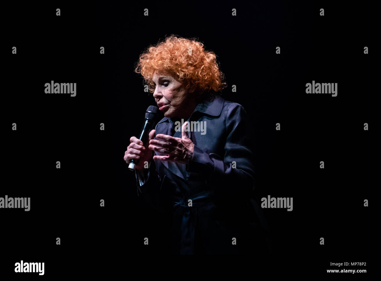 L'Italia, 2018 21 Maggio: il cantante italiano e song writer Ornella Vanoni performing live sul palcoscenico del Teatro Colosseo a Torino per la sua 'La mia storia" (La mia storia personale) Tour 2018. Foto: Alessandro Bosio/Alamy Live News Foto Stock