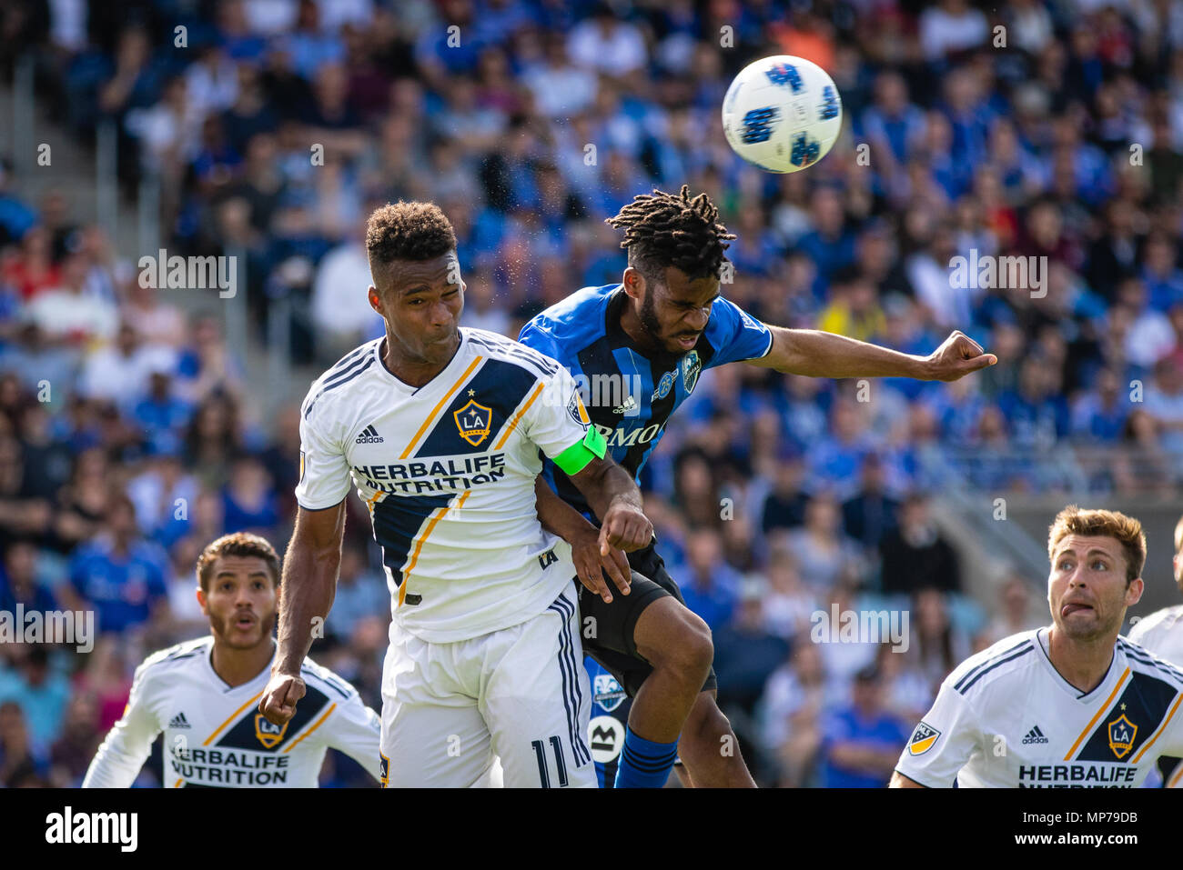 Montreal, Canada. 21 Maggio, 2018. Los Angeles Galaxy avanti Ola Kamara (sinistra) e impatto di Montreal centrocampista Raheem Edwards (destra) salto per la sfera durante il 2018 Major League Soccer stagione regolare corrispondenza tra l impatto di Montreal e Los Angeles Galaxy, a Stade Saputo. Credito: Pablo A. Ortiz / Alamy News live Foto Stock
