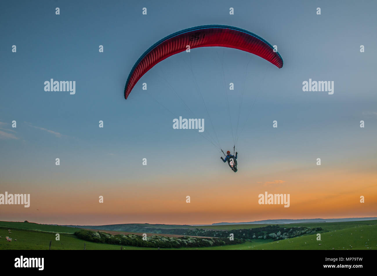 Alciston, East Sussex, Regno Unito. 21 Maggio 2018. I piloti di parapendio al Bo-Peep Hill, nella splendida South Downs che domina la campagna del Sussex, approfittano della brezza dal Nord Est. Foto Stock