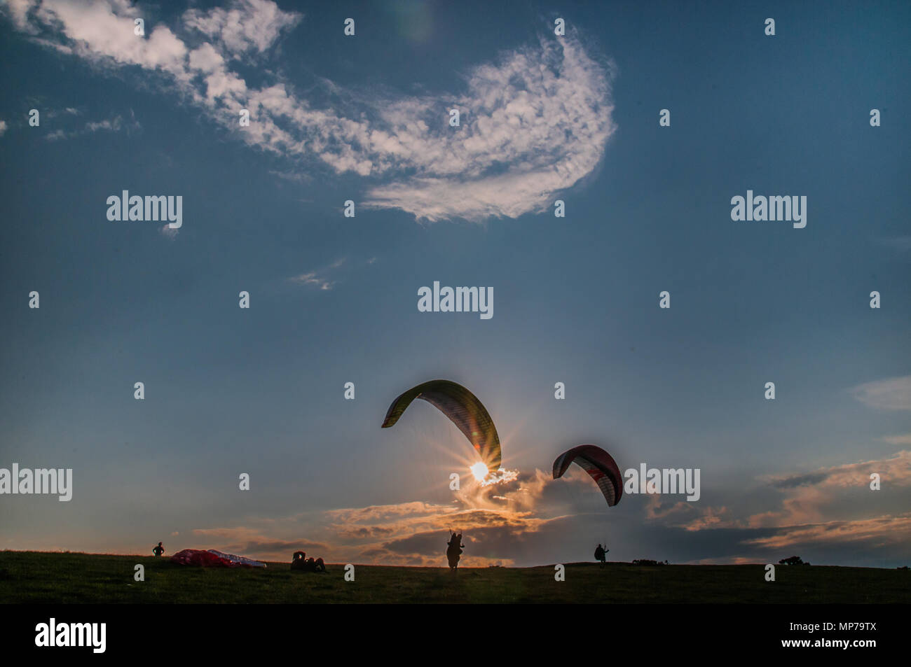 Alciston, East Sussex, Regno Unito. 21 Maggio 2018. I piloti di parapendio al Bo-Peep Hill, nella splendida South Downs che domina la campagna del Sussex, approfittano della brezza dal Nord Est. Foto Stock