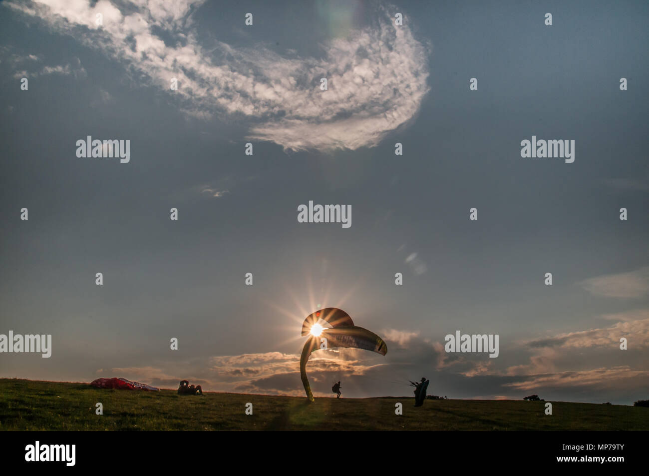 Alciston, East Sussex, Regno Unito. 21 Maggio 2018. I piloti di parapendio al Bo-Peep Hill, nella splendida South Downs che domina la campagna del Sussex, approfittano della brezza dal Nord Est. Foto Stock