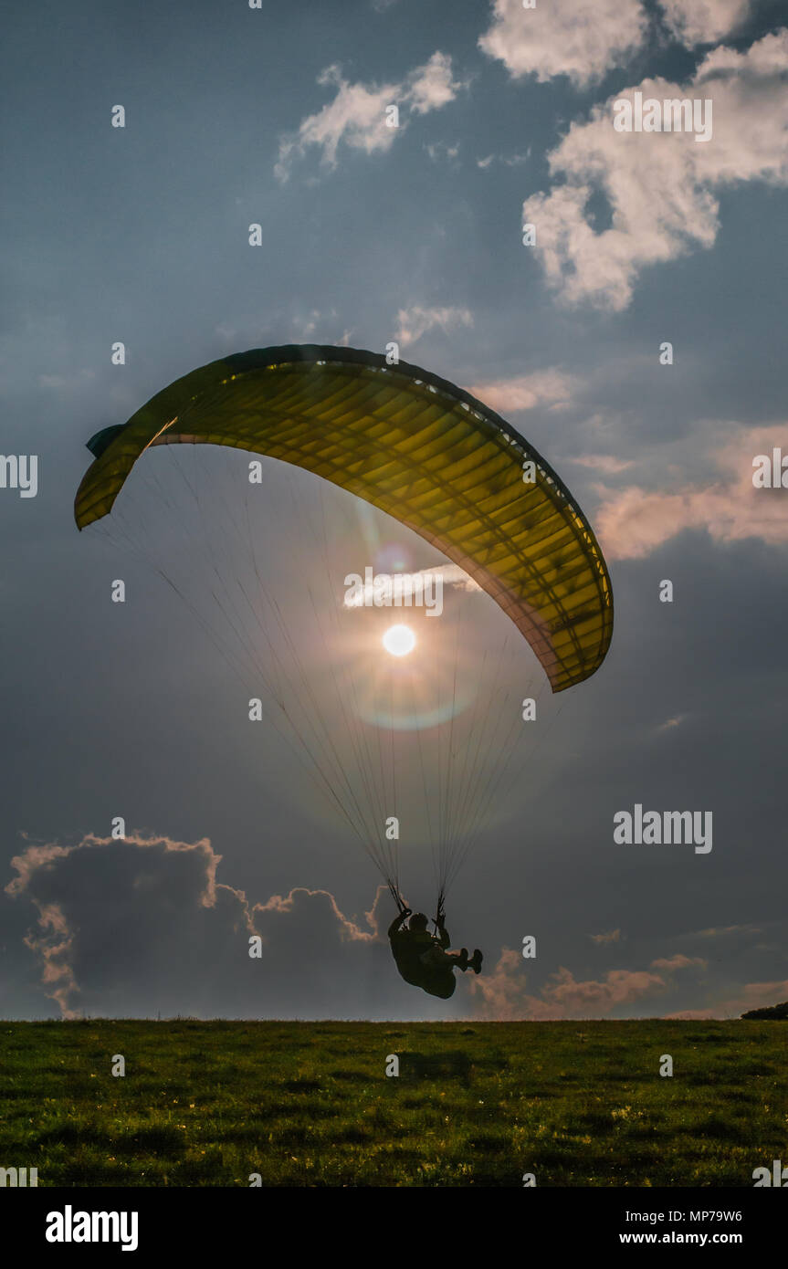 Alciston, East Sussex, Regno Unito. 21 Maggio 2018. I piloti di parapendio al Bo-Peep Hill, nella splendida South Downs che domina la campagna del Sussex, approfittano della brezza dal Nord Est. Foto Stock