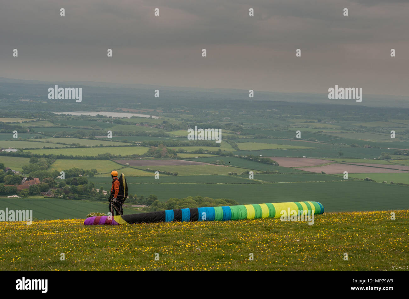 Alciston, East Sussex, Regno Unito. 21 Maggio 2018. I piloti di parapendio al Bo-Peep Hill, nella splendida South Downs che domina la campagna del Sussex, approfittano della brezza dal Nord Est. Foto Stock