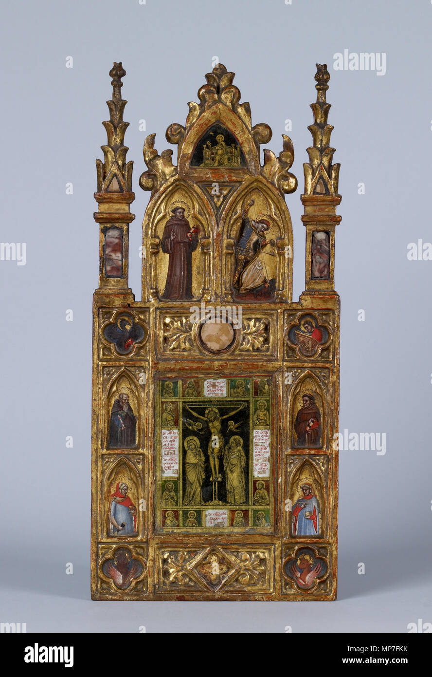 Ala di un reliquiario dittico con la Crocifissione e santi. Inglese: questo lavoro, forse l'ala destra di un dittico (due-verniciatura pannello), è solo una delle due note del XIV secolo dipinti di combinare pannelli verniciati con le placche di reverse-vetro dipinto. La Crocifissione al centro e la Vergine sono in alto sul retro vetro dipinto da un artista sconosciuto, mentre le immagini di numerosi santi intorno a loro sono dipinti pannello di Tommaso da Modena. La crocifissione e la Vergine sono state scalfite in foglia oro applicata alla parte posteriore del vetro. Le aree in cui la foglia d'oro era stato rimosso sono state dipinte a Foto Stock