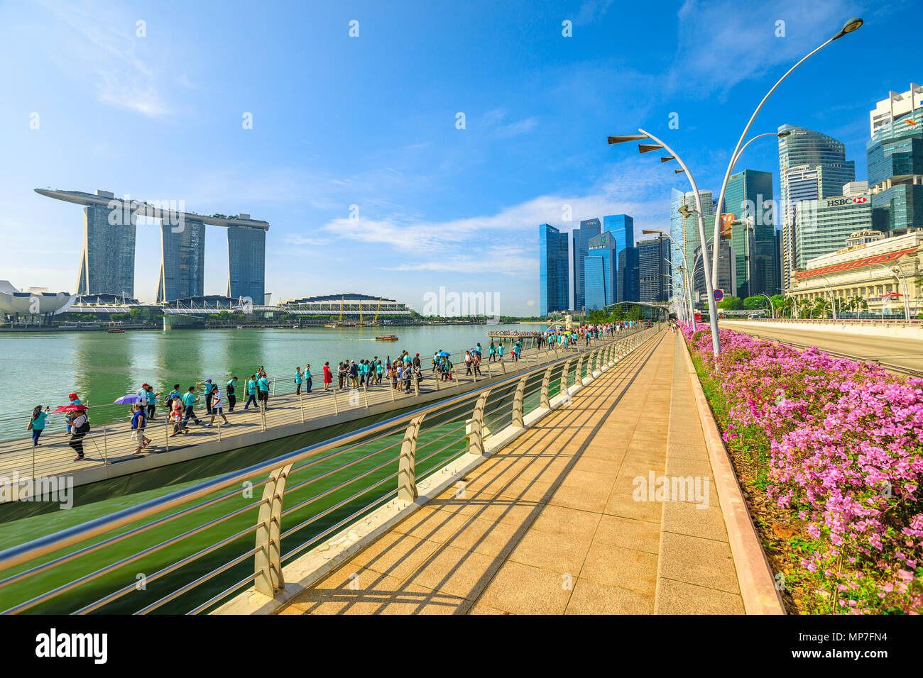 Singapore - Aprile 28, 2018: persone camminando sul Ponte del Giubileo. ArtScience Museum, Marina Bay Sands Casino, statua Merlion e il quartiere finanziario di grattacieli dal Ponte di Esplanade. Giornata di sole blu del cielo. Foto Stock