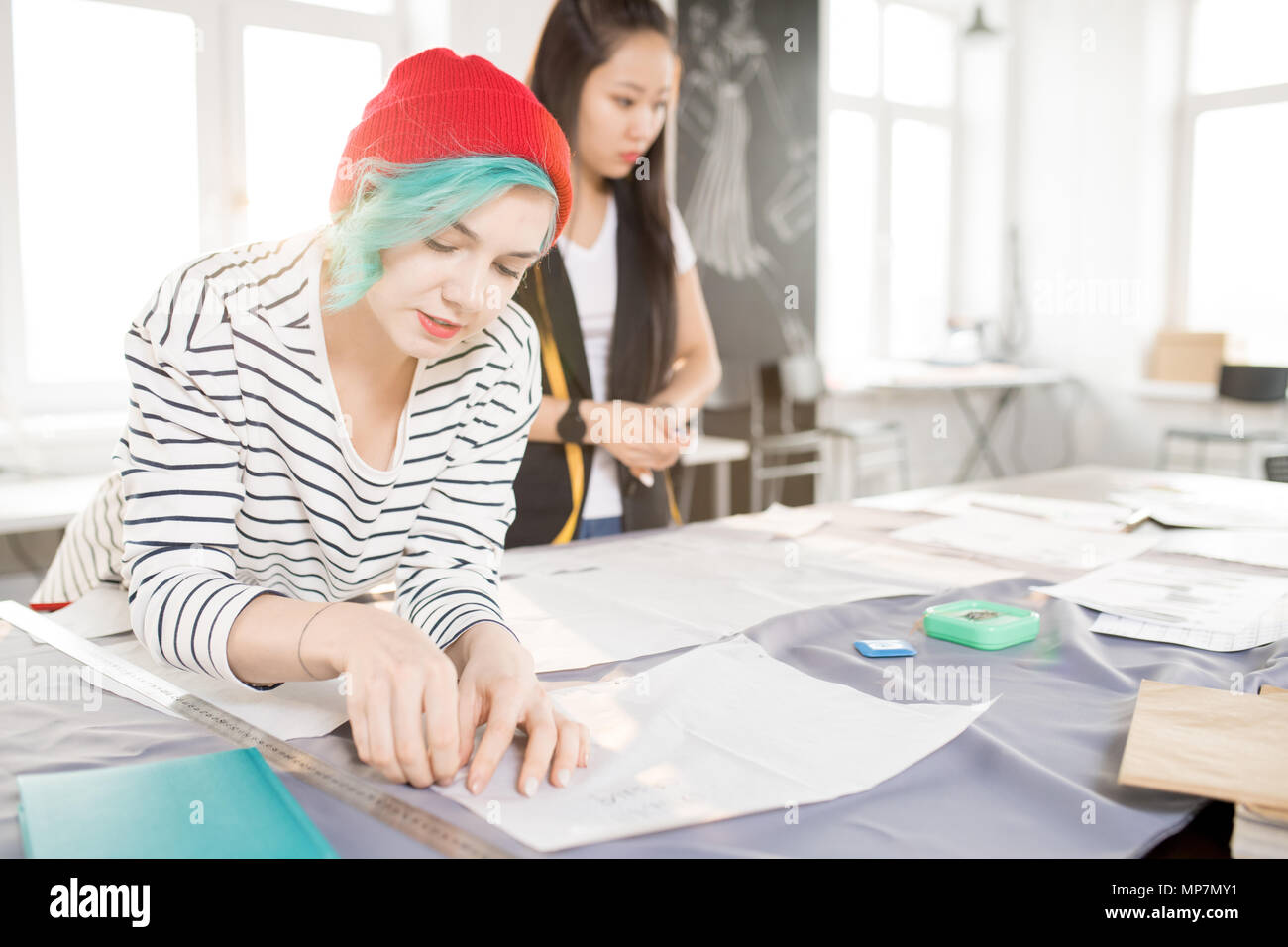 Due sarti che lavorano in Atelier Workshop Foto Stock