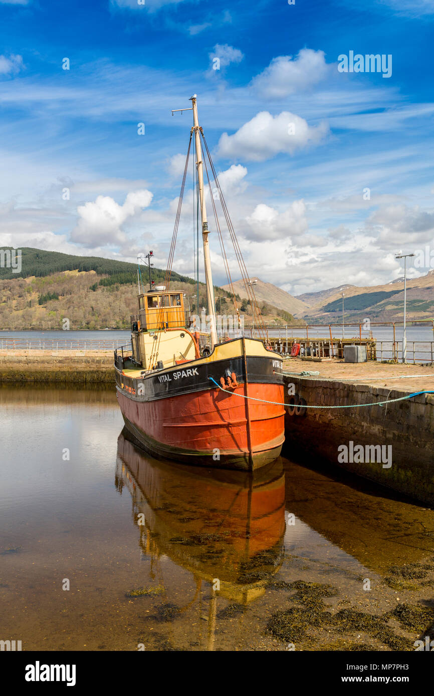 Ex Clyde puffer "la scintilla vitale' a Inveraray porto, la città di Neil Munro creatore del Para comodo storie, Argyll & Bute, Scotland, Regno Unito Foto Stock