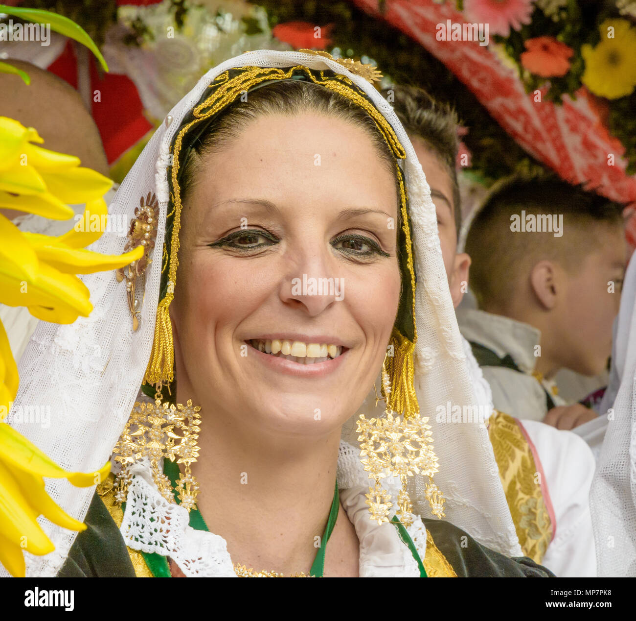 CAGLIARI, Italia - 1 Maggio 2018: il famoso Festival di Sant'Efisio in Sardegna. Ritratto di una bella donna che indossa un costume sardo tradizionale Foto Stock