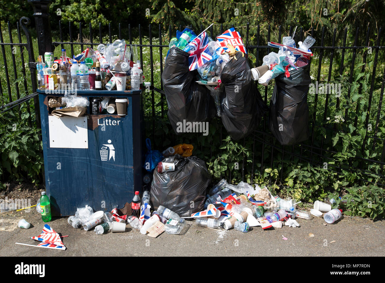 Cucciolata traboccare nella pattumiera di plastica le camicie e un pubblico di lettiera punto di raccolta, Windsor, Berkshire, Regno Unito Foto Stock