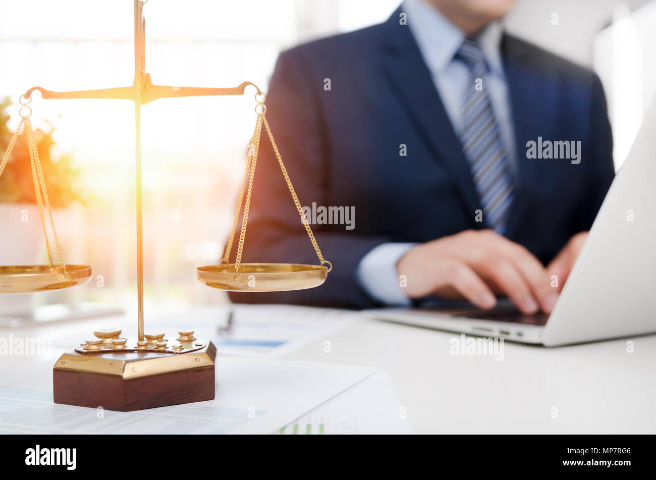 Simbolo di giustizia scale di peso sul tavolo. Attorney lavorando in ufficio. Legge avvocato giudice della Corte di giustizia la normativa giuridica nozione Foto Stock