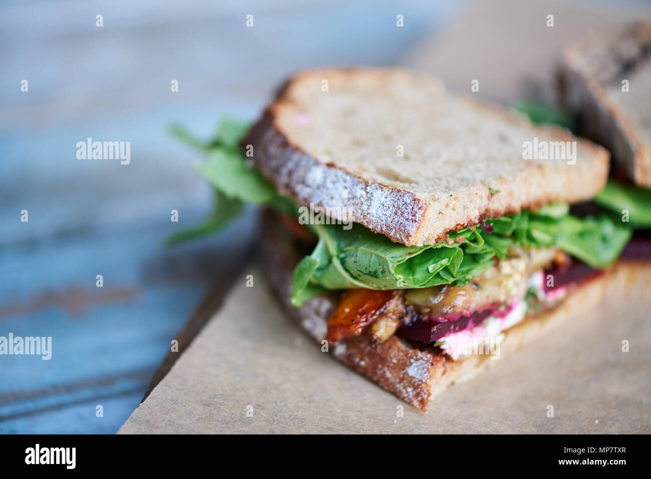 Artisinal delizioso sandwich di verdure miste su un tavolo di legno Foto Stock