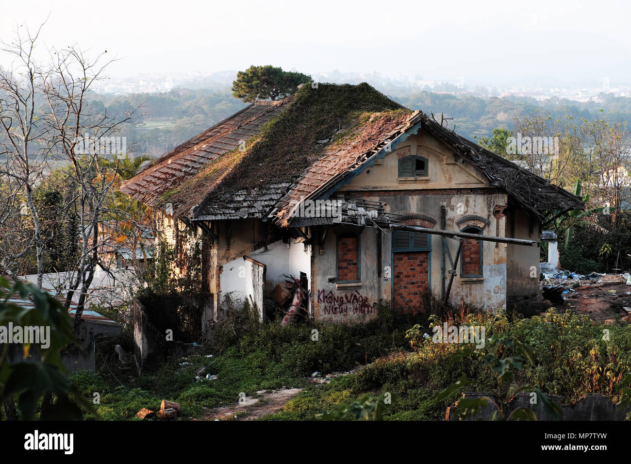 Dalat, Viet Nam- Feb 24, 2018: danneggiato antica villa nel giardino di erba, mansion house con la Francia architettura stile degradazione da tempo, Vietnam Foto Stock