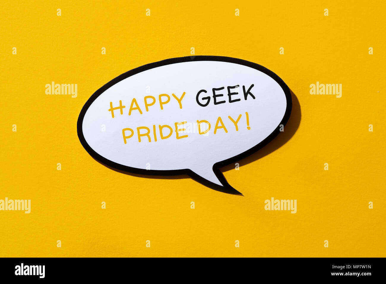Primo piano di un discorso balloon con il testo happy geek pride giorno scritto in esso, su uno sfondo giallo Foto Stock