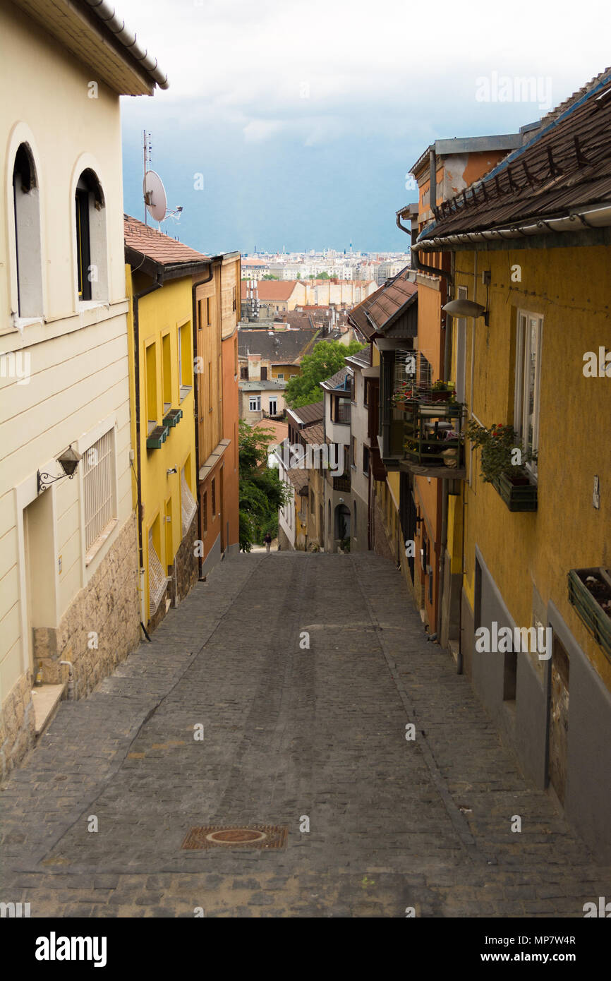 Antico borgo medievale stretto lastricata di pietra Street nel quartiere Buda di Budapest in una giornata di sole in estate. Girato a Gul Baba street. Foto Stock