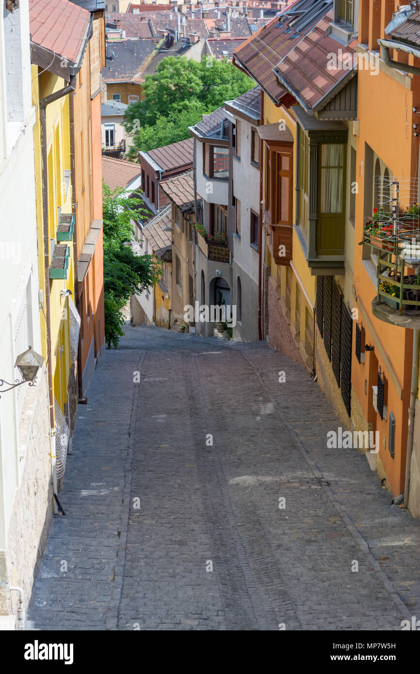 Antico borgo medievale stretto lastricata di pietra Street nel quartiere Buda di Budapest in una giornata di sole in estate. Girato a Gul Baba street. Foto Stock
