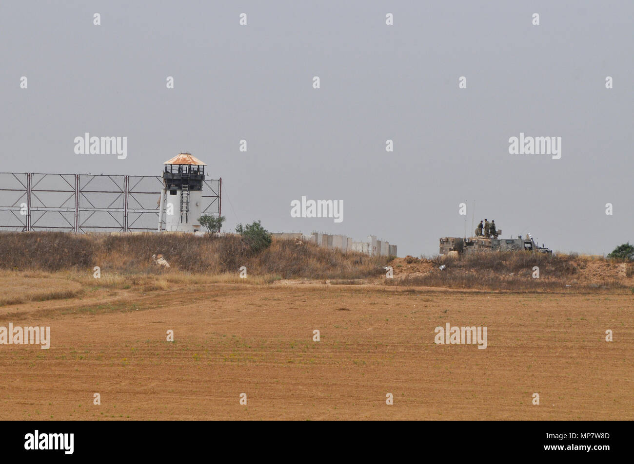 Soldati israeliani di pattuglia vicino la recinzione di confine tra Israele e la Palestina, la striscia di Gaza Foto Stock