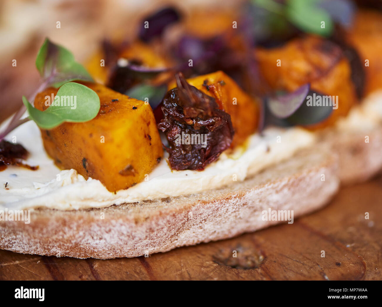 Deliziosa butternut e barbabietola aperto di fronte a sandwich su una scheda Foto Stock