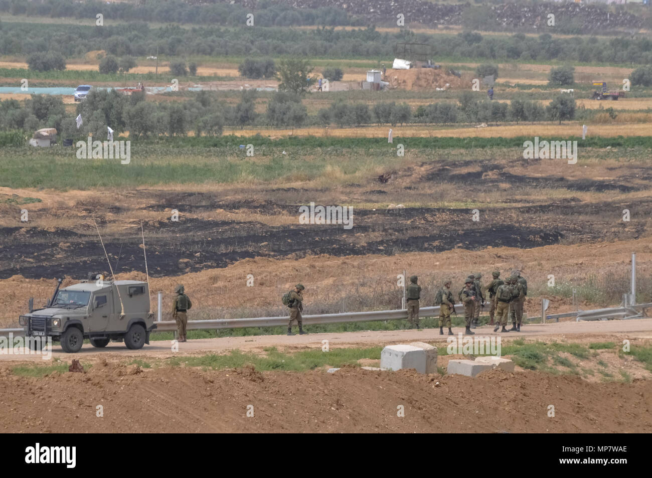 Soldati israeliani di pattuglia vicino la recinzione di confine tra Israele e la Palestina, la striscia di Gaza Foto Stock
