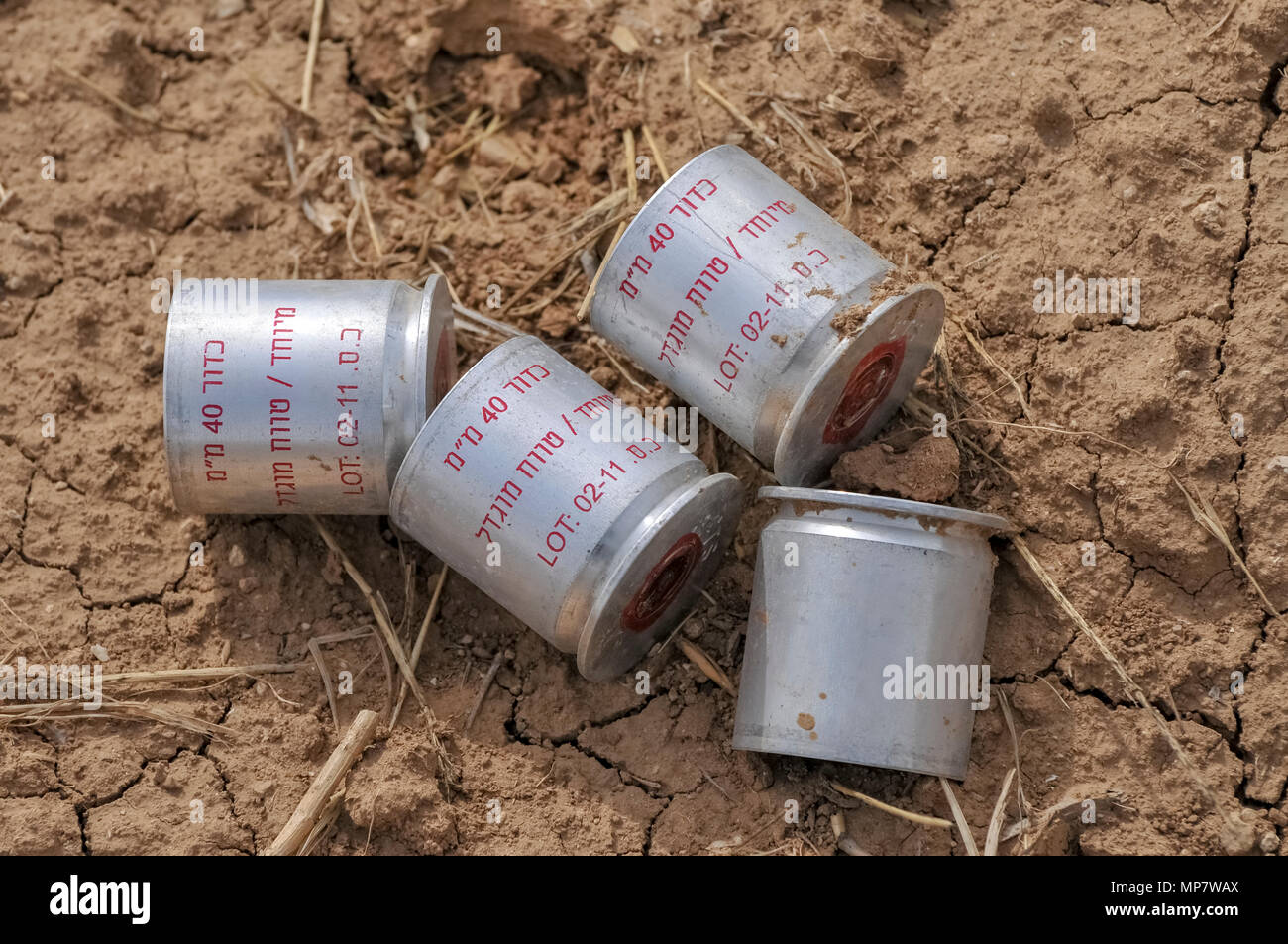 Le scatole metalliche del gas lacrimogeno utilizzato dai militari israeliani (IDF). Fotografato agli israeliani frontiera Gaza Foto Stock
