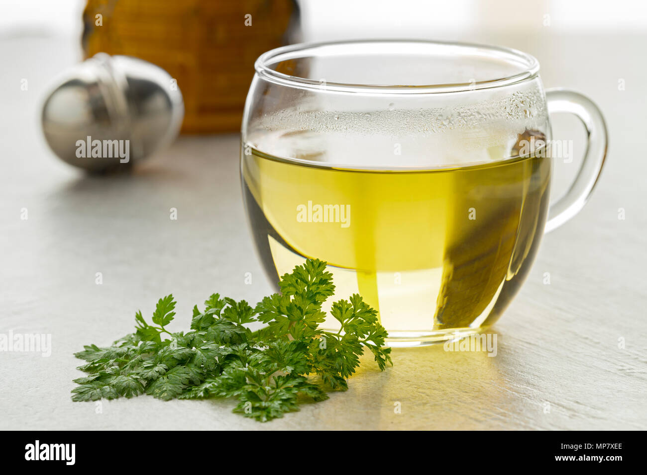 Bicchiere di fresco e salutare tè di cerfoglio fresco con foglie di colore verde Foto Stock