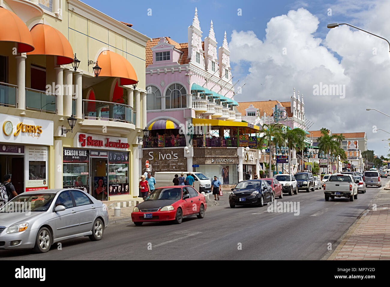 Oranjestad, Aruba: Febbraio 28, 2017- la striscia del centro cittadino di imprese nella città capitale Foto Stock