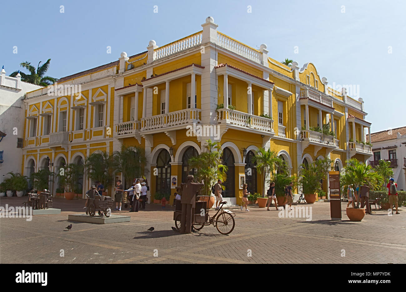 Cartagena, Colombia - 3 Marzo 2017: la piazza e le sculture a mezzogiorno con la gente del posto e turisti. Foto Stock