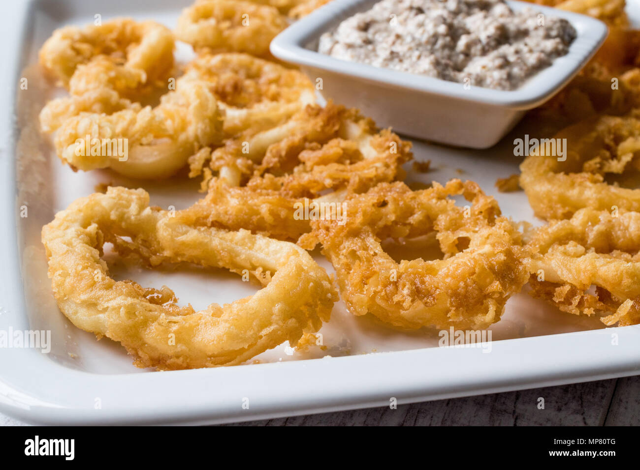 Fritti di calamari croccanti anelli di totano con salsa tartara e limone.  Concetto di frutti di mare Foto stock - Alamy