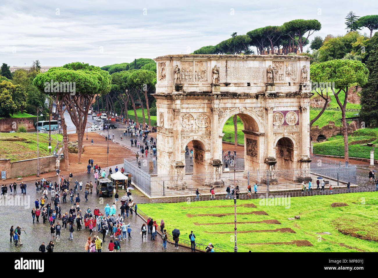 Roma, Italia - 13 Ottobre 2016: Arco di Costantino nel centro storico della città di Roma, Italia. È anfiteatro di Roma. Foto Stock