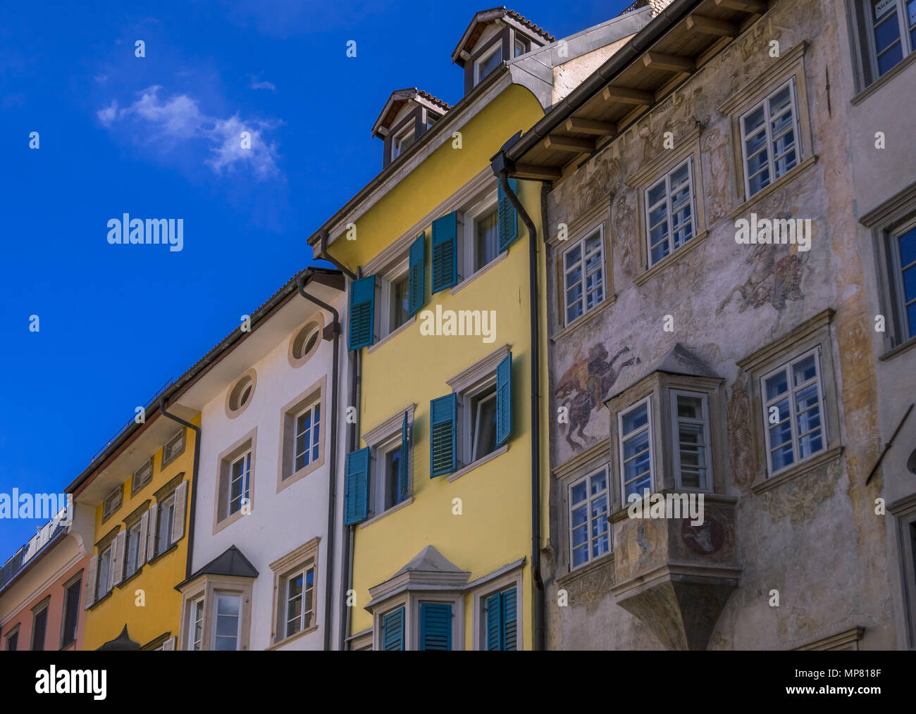 Colorate facciate di case a Bolzano Foto Stock