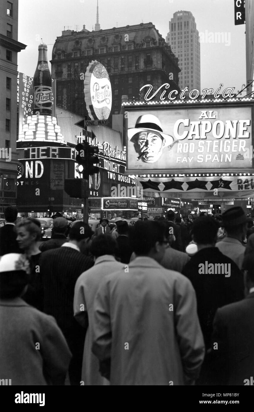 W 42nd Street, il quartiere del teatro, Al Capone film e digital signage, 1959, New York City, Stati Uniti d'America Foto Stock