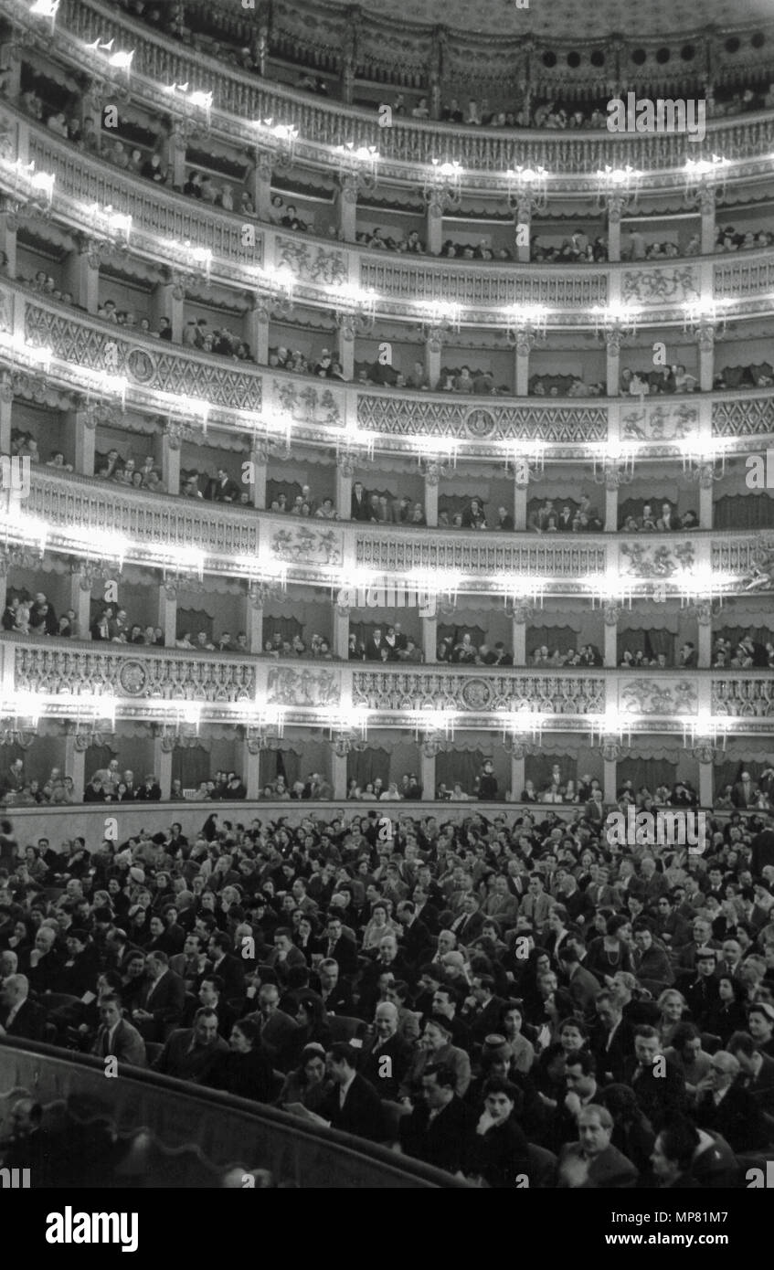 Il San Carol Opera House in Italia a Napoli con la folla guarda le prestazioni, circa 1940s-50s. Foto Stock