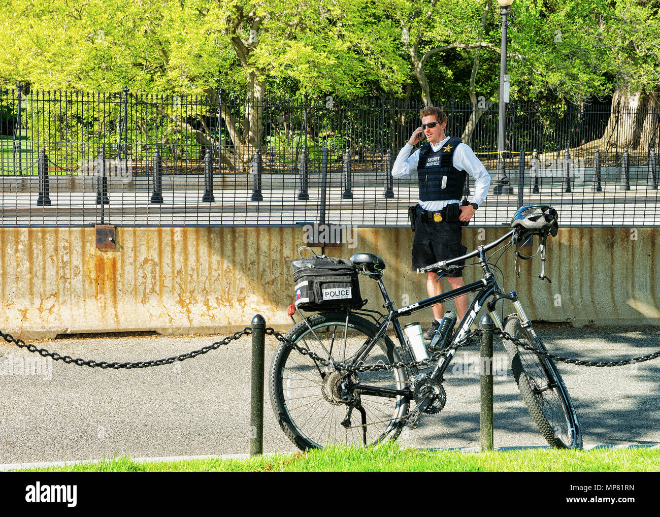 Washington D.C., Stati Uniti d'America - 2 Maggio 2015: poliziotto e la sua bicicletta in strada di Washington D.C. esegue le sue funzioni. Egli serve per il Metropolitan P Foto Stock