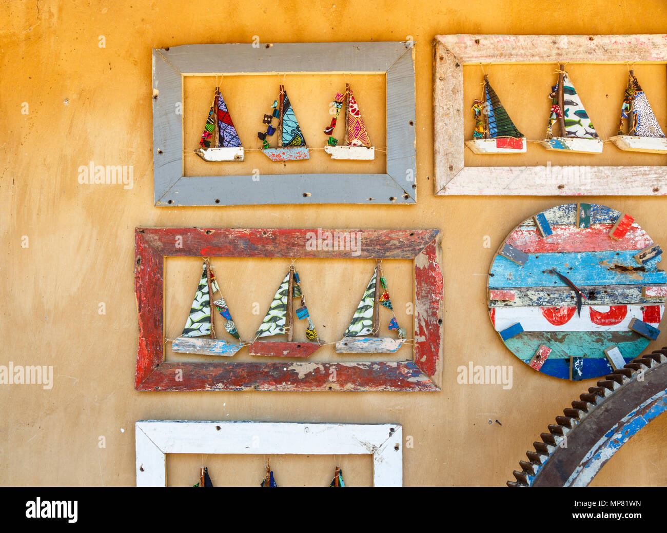 Fatto a mano le foto delle barche a vela in vendita come souvenir al Katundu commercio creative workshop, Likoma Island, il Lago Malawi Malawi, sud-est Africa Foto Stock