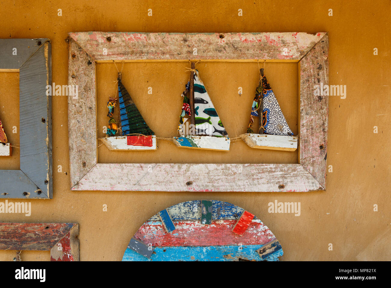 Fatto a mano le foto delle barche a vela in vendita come souvenir al Katundu commercio creative workshop, Likoma Island, il Lago Malawi Malawi, sud-est Africa Foto Stock