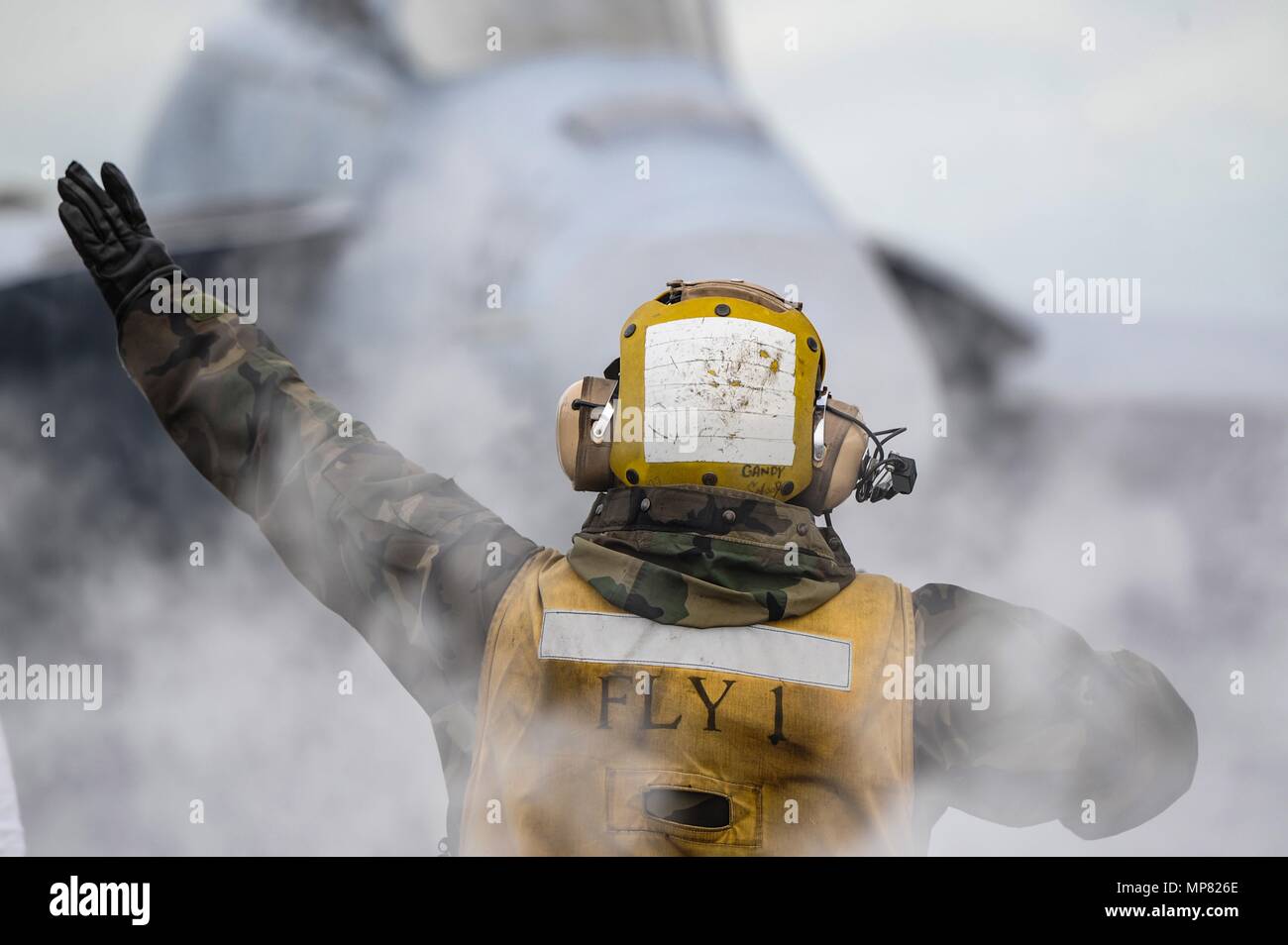 Un U.S. Navy sailor i segnali a U.S. Navy EA-18G Growler attacco elettronico aerei di atterraggio sul ponte di volo dell'U.S. Nimitz Navy-class portaerei USS Harry Truman Febbraio 28, 2018 nell'Oceano Atlantico. (Foto di Kaysee Lohmann via Planetpix) Foto Stock