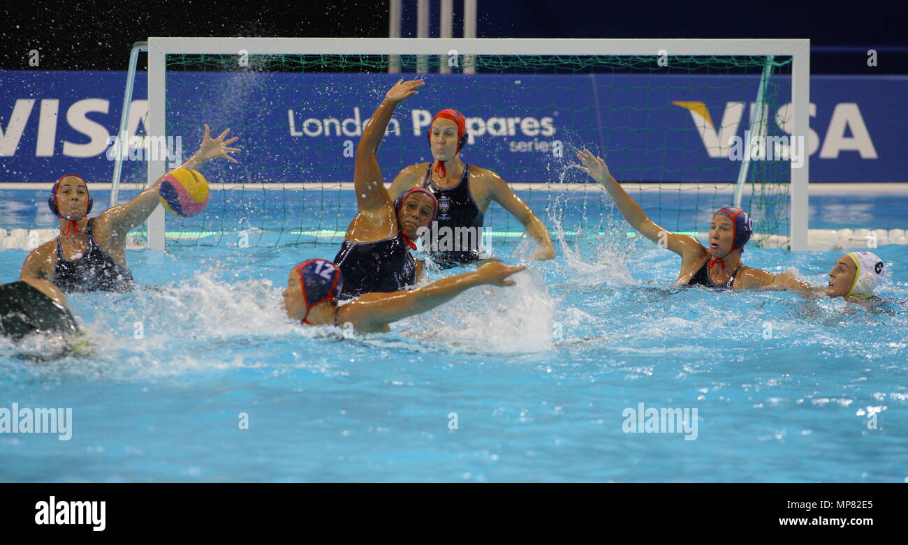 La Visa Pallanuoto donne internazionale in materia di concorrenza, Australia vs USA portiere Elizabeth Armstrong a pallanuoto Arena London Olympic Park --- Image by © Paolo Cunningham Foto Stock