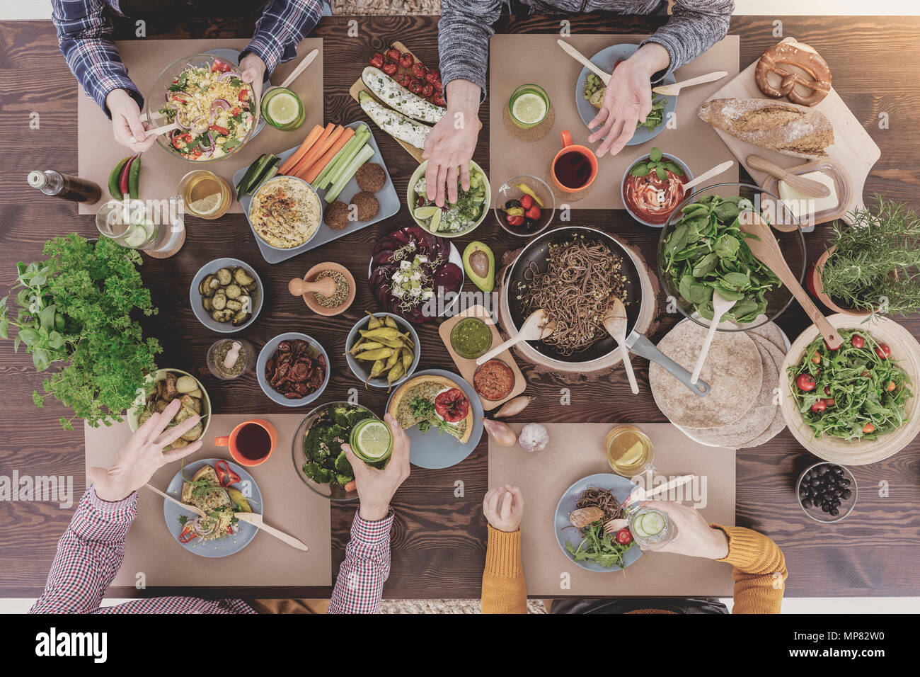 Vari piatti vegetariani giacente sul tavolo di legno, vista dall'alto Foto Stock