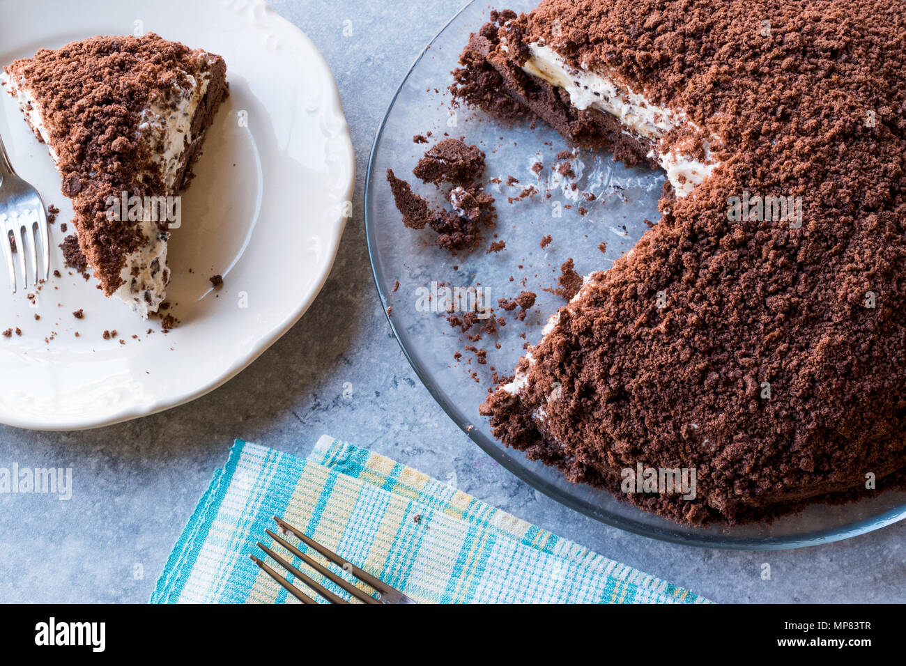 In casa di visone foro Mole Torta di cioccolato biscotto, banana e crema di formaggio. Concetto di dessert. Foto Stock