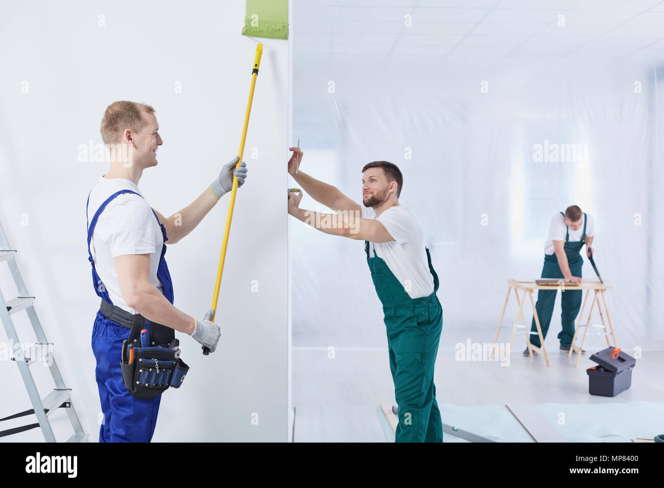 Maschio professionale equipaggio di costruzione in divisa al lavoro Foto Stock