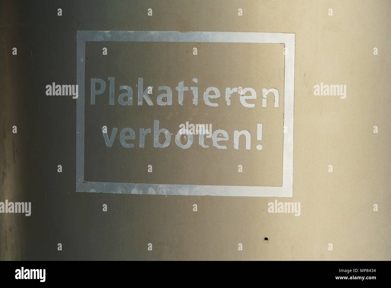 Monaco di Baviera, Germania - 20 Ottobre 2017: l'iscrizione sulla parete che vieta la pubblicazione di manifesti e pubblicità esterna Foto Stock