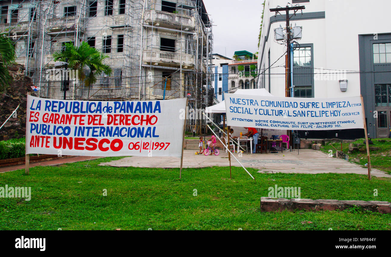 PANAMA CITY, Panama - 20 Aprile 2018: vista cartelli di fronte agli edifici del Casco Viejo lamentandosi dei diritti di Panama goberment nel quartiere storico Foto Stock