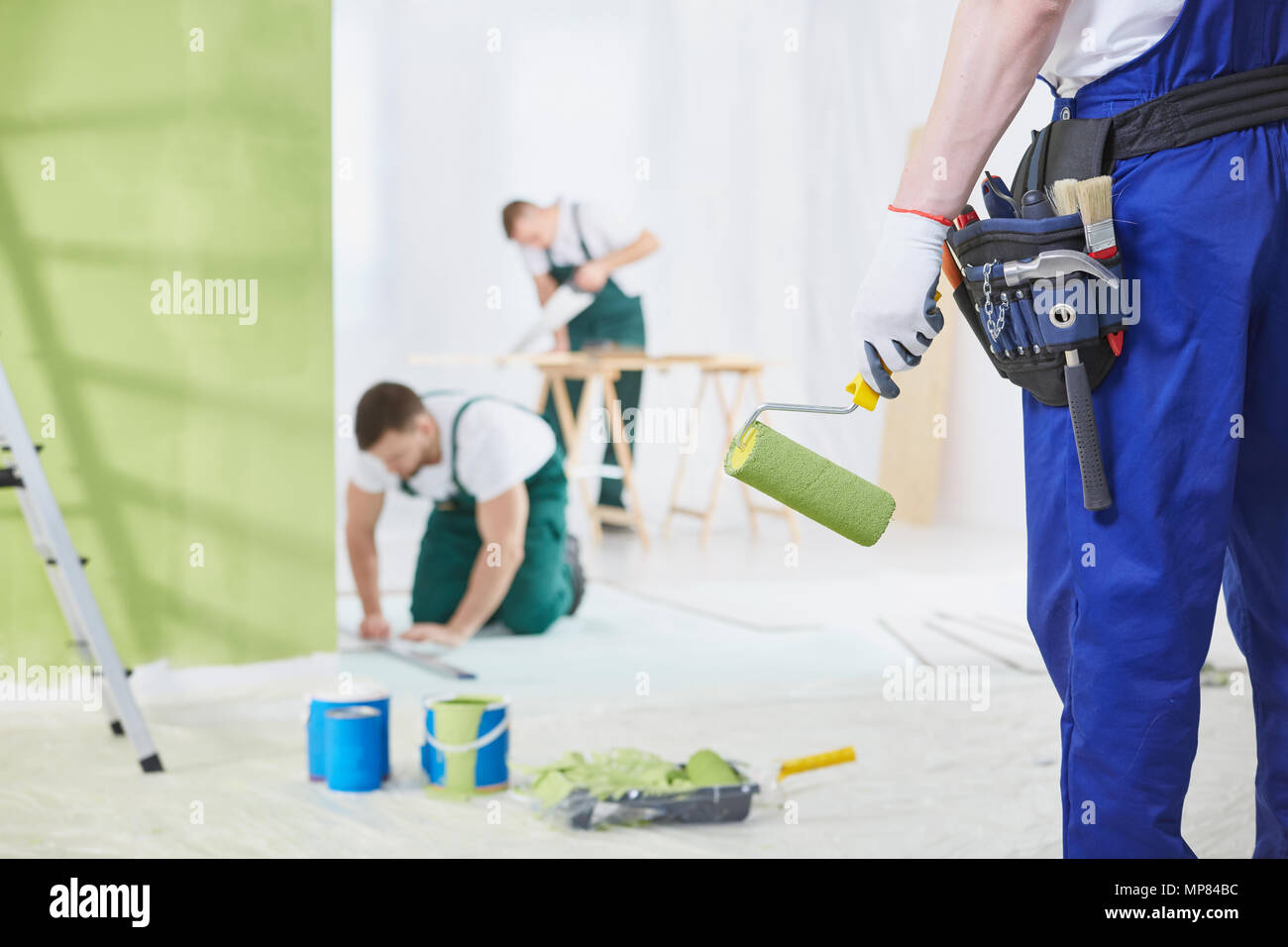 Professional rinnovamento interiore equipaggio al lavoro a casa Foto Stock