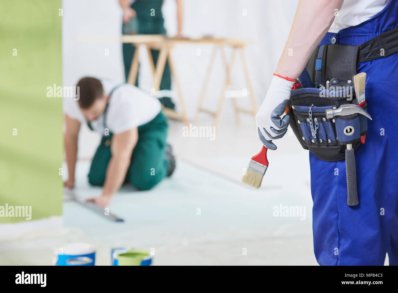 Il gruppo di specialisti che lavorano da casa di ristrutturazione insieme Foto Stock