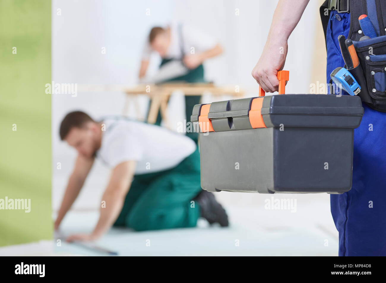 Close-up di uomo in uniforme tenendo la cassetta degli attrezzi Foto Stock