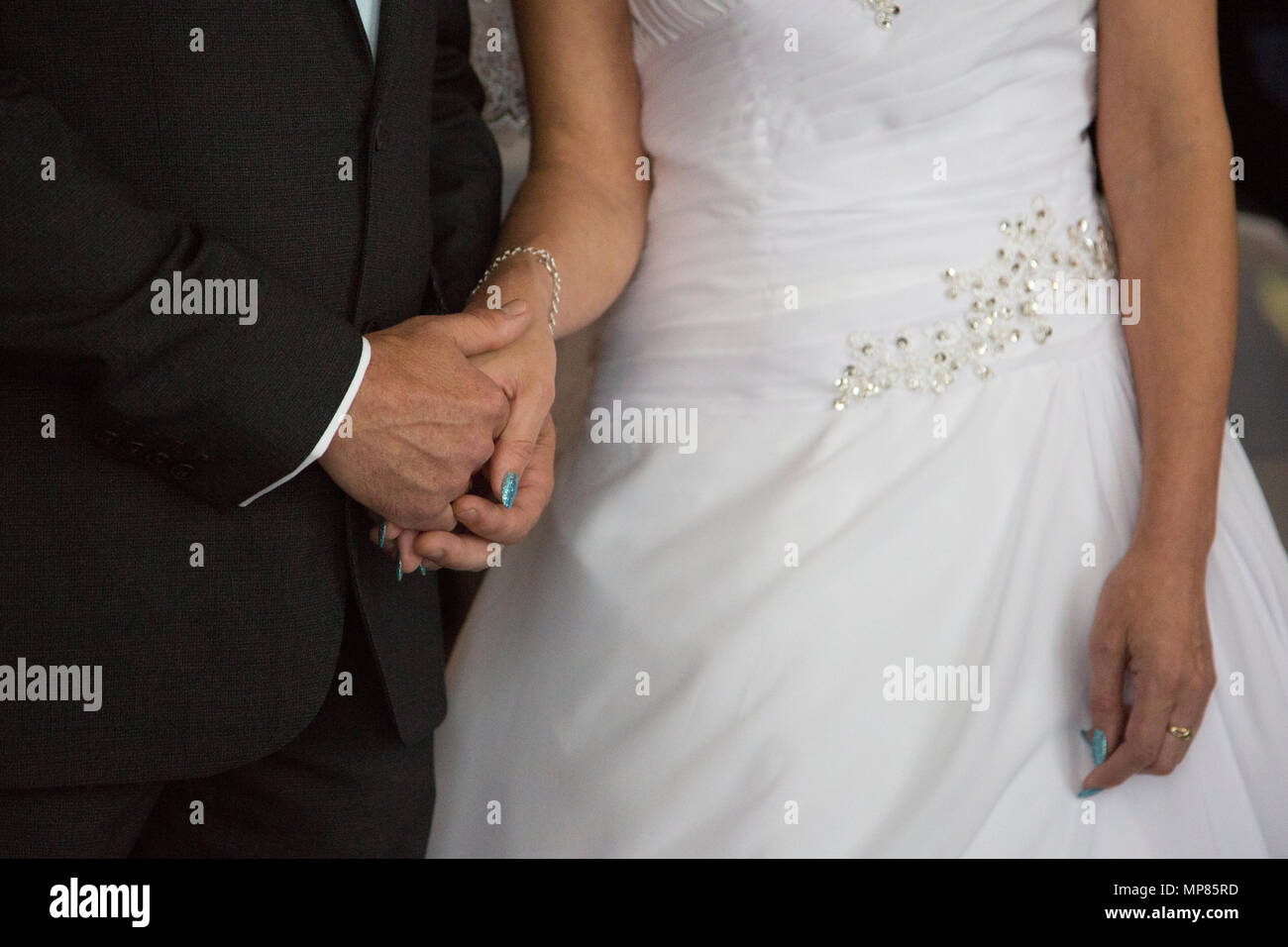 Sposa e lo sposo lo scambio di anelli al loro cerimonia civile il giorno delle nozze a Bromsgrove in Inghilterra Foto Stock