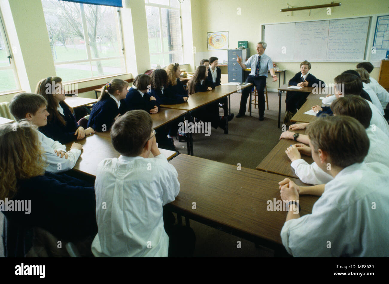 Istruzione, classe, gli studenti in aula con docente. Foto Stock