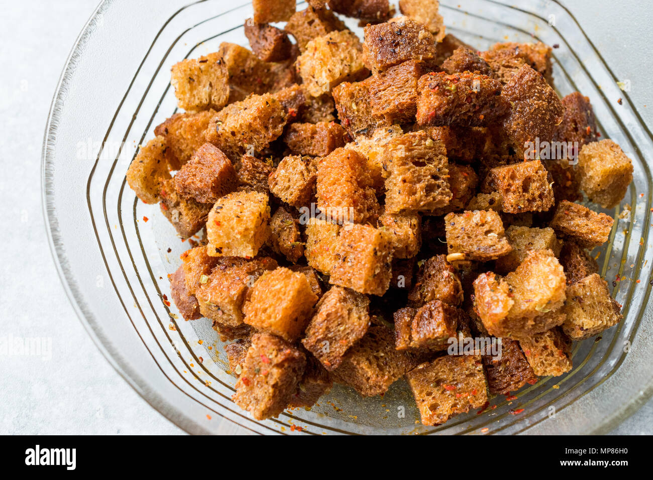 Pila di Segala croccante pane Crouton biscotti. Alimenti biologici. Foto Stock